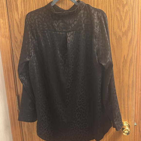 Black leopard long sleeve button down size large - Picture 3 of 4